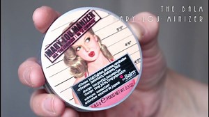 Mary-Lou Manizer (aka The Luminizer) är en stor highlighter-favorit som ger både lyster och ett subtilt ljus och fångar allas blickar. Produkten kan användas både som highligther för contouring, ögonskugga eller som en slutfinish innan du går ut på kvällen. Nu endast 135 kr, max 2 per kund: https://goo.gl/FTf1Dw Erbjudandet gäller fram till midnatt 29/8 Video av Helen Torgården > https://www.youtube.com/user/HiiLen | Cocopanda