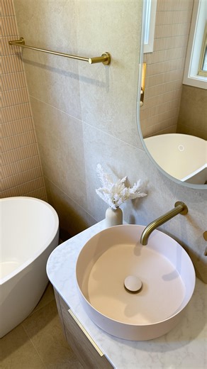 We’re obsessed! 🎀🪞🩰🩷 Featuring: Coogee Antique Pink Kit Kat Mosaic tile Sydney Matte Sand Stone Look Tile @yabby.com.au Brushed Brass Tapware Project by: @oasisbathroomsandkitchens | TileCloud