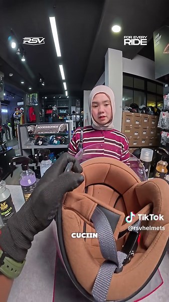 Visor Light Smoke SCHijab: Pilihan Tepat untuk Hijabers