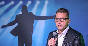 Új kiadvánnyal jelentkezett Ákos, az Aréna koncertjét viszont elhalasztja