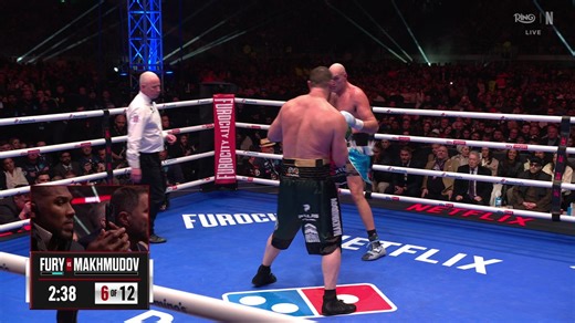 Anthony Joshua filming Tyson Fury vs. Arslanbek Makhmudov on his phone 😂 Taking notes? 📝#FuryMakhmudov is LIVE on Netflix