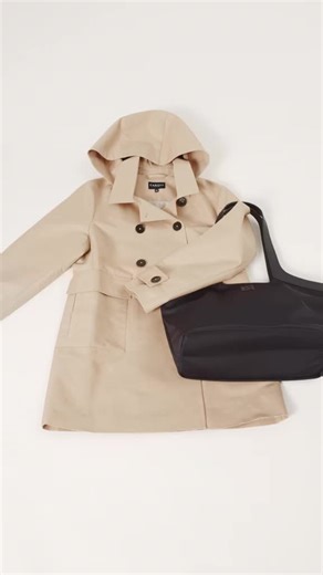 What's in my bag 👜✨ Les essentiels qui nous accompagnent au quotidien. #Caroll #whatsinmybag #essentiels #fashion