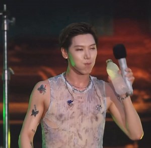 he really knows he’s fine 🥹🤍 #TENLEE #Ten #chittaphon #NCT #WayV #10vely | TEN LEE