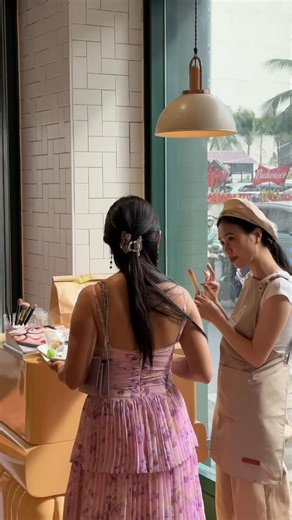 CHECK-IN QUẦY 3CE TẠI TOUS les JOURS 💄✨ Không chỉ là bánh ngon mỗi ngày, lần này TOUS les JOURS mang đến một không gian rực rỡ sắc màu cùng quầy booth 3CE cực xinh để bạn thỏa sức check-in và trải nghiệm. 🎁 Đặc biệt khi mua bánh 3CE Trendy Queen Mousse 2 trong BST Color Baker bạn sẽ được: 💄 TẶNG NGAY son 3CE fullsize trị giá 448.000đ và Voucher 35% của 3CE Nhân dịp 8/3, booth sẽ có thêm một số hoạt động đặc biệt dành riêng cho phái đẹp, đừng bỏ lỡ cơ hội vừa thưởng thức bánh ngon, vừa mang về