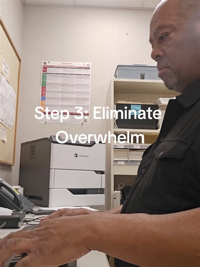 How to Use the CLEAR Method – Step 3: Eliminate Overwhelm How to stop feeling overwhelmed when trying to build an online business. If you’ve ever searched things like: • how to stop feeling overwhelmed • why I feel burned out starting a side hustle • how to build online without burnout • how to stay consistent online • why I start and stop everything This step is for you. Overwhelm is one of the biggest silent killers of online success — especially for beginners. Not because you’re doing nothing