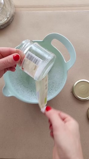 Kreative Köpfe aufgepasst – hier ist ein tolles Vintage-Tischdeko DIY für euch! 💐😊 Klickt euch jetzt ins Reel und lasst euch für eure Hochzeit oder für andere Anlässe inspirieren. Und das Beste? Einige Sachen habt ihr sicher schon daheim, die ihr upcyclen könnt. ♻️ Das braucht ihr dafür: ✨ Profissimo Glasflasche ✨ Dekosteine / feinen Kies ✨ Go Green Jutekordel ✨ Kreidestift ✨ Schere ✂️ ✨ Pritt Alleskleber ✨ Bastelpinsel ✨ Denkmit Spülmittel 🧼 ✨ bei Bedarf: ebelin Wattepads, dmBio Speiseöl / e