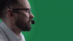 Der junge, gut aussehende Kundendienst-Telefonanbieter mit: Stockvideos & Filmmaterial (100 % lizenzfrei) 1110274695 | Shutterstock