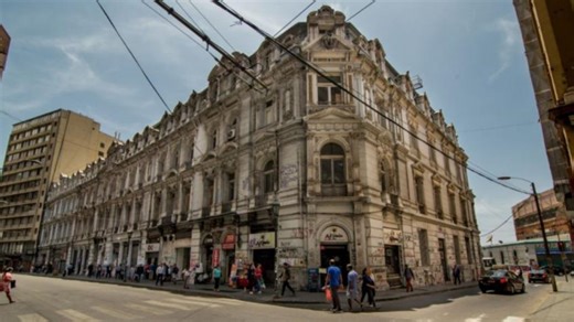 El síndrome de los edificios vacíos que asola a Valparaíso y el incierto futuro del lujoso ex Hotel Royal