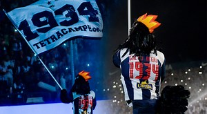Alianza Lima presentó a su nueva mascota “Gallo Negro” con mensaje subliminal a la U: “Tetracampeón 1934”