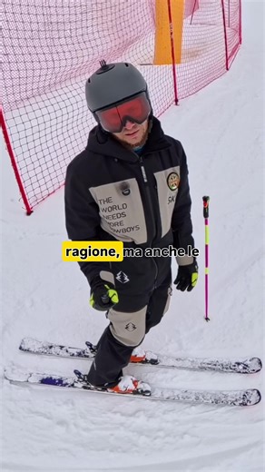 Ti è mai successo di essere investito/a? Stando in posta molte ore, ne vedo di tutti i colori! Sciatori perché non iniziamo a prenderci in mano la nostra sicurezza e non iniziamo ad indicare quando vogliamo fermarci? Basta poco, un gesto. Siamo davanti. Abbiamo ragione, ma non possiamo sapere chi arriva dietro! Un colpetto d’occhio e un semplice gesto con la mano possono salvarci le ginocchia mentre sciamo! #sci #maestrodisci #tutorial