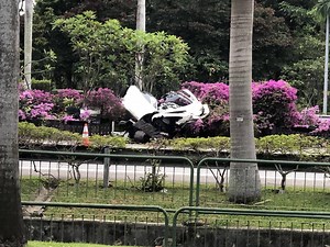 WATCH: A video has emerged of the white McLaren supercar that crashed into the central divider along ECP. The accident happened last Wednesday (July 7). Read more: https://tdy.sg/2TThJiQ | TODAY