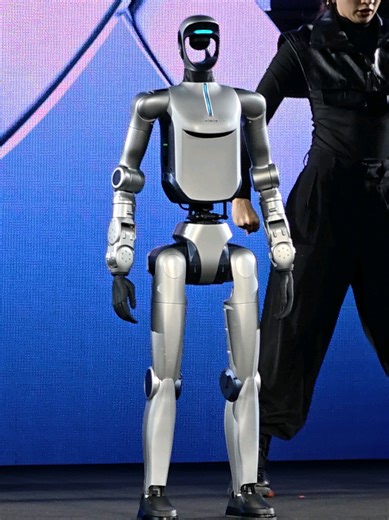 Meet the HONOR Robot Phone 🤖📱 — one of the wildest moments from the @HONOR Magic V6 launch event in Barcelona. This futuristic concept didn’t just stand still… it performed a full choreographed dance alongside humans — and yes, it even pulled off the Michael Jackson moonwalk 🕺✨. A perfect mix of AI, robotics, and creativity showing that tech is no longer just smart — it’s expressive, interactive, and seriously fun. The future of innovation is looking very alive. #HONOR #HONORMagicV6 #MWC2026 