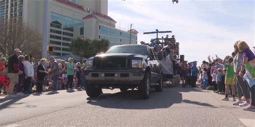 Thousands celebrate Fat Tuesday at Orange Beach Mardi Gras parade