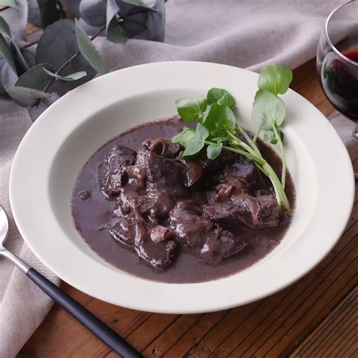 macaroni（マカロニ） on Instagram: "「#牛肉の赤ワイン煮込み」このレシピのポイントは↓の投稿文をチェックしてくださいね✨ ---------------------------------- ✍️このレシピのポイントは… ✔️クリスマスにもおすすめ🤶 ✔️たっぷりの赤ワインでじっくり煮込む✨ ✔️贅沢なひと皿👏 ---------------------------------- ご質問はお気軽にコメント欄にどうぞ😊⁠ macaroni の料理家が⁣返信いたします👩‍🍳✨⁠ 「保存」をしておくと、レシピを見返すときに便利👏 おいしそうと思った方は「いいね」で教えてね💞 ■調理時間：80分 ■材料（2人分) ・牛ロース肉（カレー・シチュー用）：300g ・塩：少々 ・こしょう：少々 ・小麦粉：大さじ1杯 ・玉ねぎ：1/2個(100g) ・サラダ油：大さじ1杯 ・にんにく：1片 ・赤ワイン：200cc ・水：50cc ・塩：小さじ1/2杯 ・バター（有塩）：10g ・はちみつ：小さじ1杯 ・クレソン：適量 ■下ごしらえ ・玉ねぎは薄切りにします。・にん