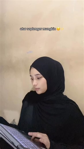 Aisyaffa on Instagram: "Ngga dong, no noo, ga boleh plenger 🙇‍♀️ Pejuang rupiah dan pejuang deadline at the same time, cara simple nya ini 👇🏻 • Bikin jadwal hidup – kalender isinya bukan tanggal merah, tapi deadline tugas sama jadwal kerja. •Prioritas nomor satu – tugas kuliah dulu biar IPK gak nangis, kerja tetap jalan biar dompet gak ikut nangis. •Manfaatin waktu kosong – nunggu absen? ngerjain tugas. Istirahat makan? buka PPT. •Temenan sama alarm & reminder – tanpa mereka hidup berantakan 