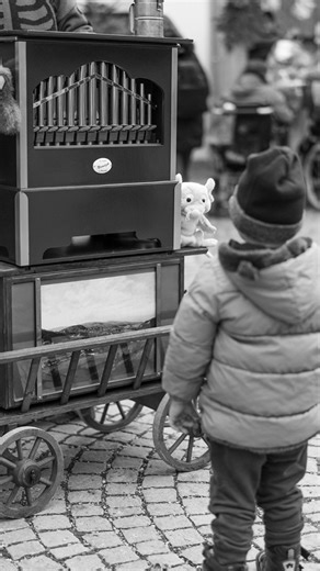 In Grafenegg wird der Advent zum Erlebnis für Groß & Klein! 🥰 Der festlich beleuchtete Schlosspark bietet von 5. bis 8. Dezember 2025 den perfekten Rahmen für unvergessliche Erlebnisse für die ganze Familie: Das abwechslungsreiche Kinderprogramm bringt kleine Augen zum Leuchten. 🌟 ✨ TÄGLICH ✨ → Lama-Welt & Pferde-Wiese / 10.30 – 18.00 Uhr · Schlosspark → Holzwerkstatt / 10.30 – 18.00 Uhr · Schlosshof → Christkindl-Backstube / 10.30 – 18.00 Uhr · Schlosshof → Christkindl-Postamt / 10.30 – 18.00