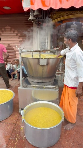 Platos tradicionales en las calles de Benares, India. Legumbres con curry. #africa #culture #travel | Jeanette Cruz Viajes y Fotografía