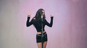 'Symptoms' sees Katie Belle (officialkatiebelle) deliver a catchy pop song with fast paced beats and vibrant vocals 👑🇺🇸🎤🔥 | Music Crowns