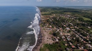El pueblo mexicano que se hunde en el Pacífico