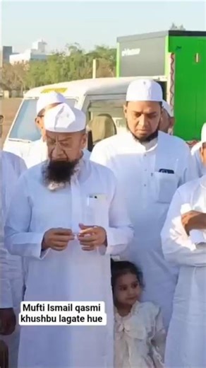 Mufti Md Ismail qasmi Sahab khushbu lagate hue.