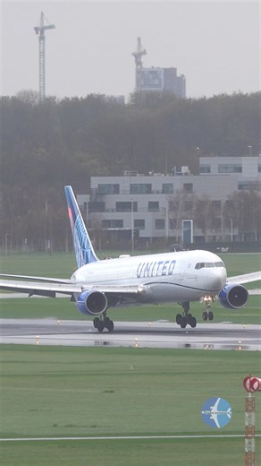 Tough Weather Landing - United 767-300 on a Windy Day!