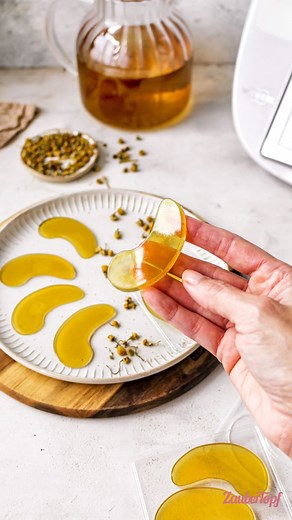 🌿 TSCHÜSS Augenringe! 🤩 Mit diesen Augenpads aus Kamillentee gönnst du deinen Augen eine wohltuende Auszeit - natürlich, beruhigend und super einfach mit dem Thermomix® gemacht! ✨ Probier es selbst aus und tu dir etwas Gutes! 😍 Und am besten speicherst du dir das Rezept auch direkt im mein ZauberTopf-Club ab, dann findest du es dank der Favoriten-Funktion schnell wieder. 😎 100 g Kamillentee 5 g Agar Agar 1 Kamillentee und Agar-Agar in den Mixtopf geben und 3 Min. | 100 °C | Stufe 2 aufkochen