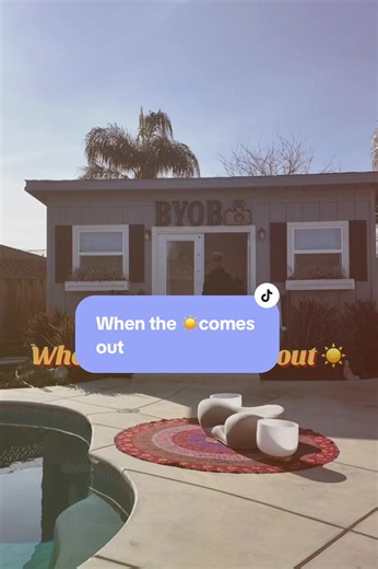 The sun changed the setting☀️ So the sound bath shifted with it— from studio stillness to floating resonance in the pool 💧🎶 Nothing rushed Everything aligned💫 #floatingsoundbath #soundbath #floating #pool