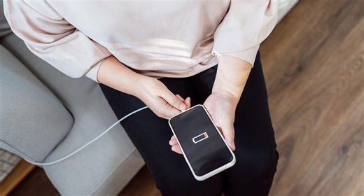 ¿Qué riesgos implica enchufar un cable de cargador mojado al celular?