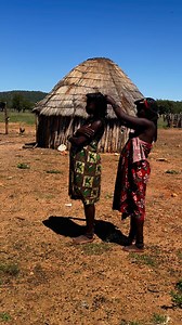 El cabello de las mujeres Hakaona, un subgrupo del pueblo Himba en Namibia, se lleva tradicionalmente en elaborados peinados con trenzas cubiertas de una mezcla de manteca, ocre y hierbas. Estos estilos no solo embellecen, sino que también indican la edad, el estado civil y el estatus social de la mujer. #inspirarionofafrica | Quim Fàbregas