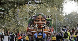 Mardi Gras fact: The neutral ground side is better than sidewalk side