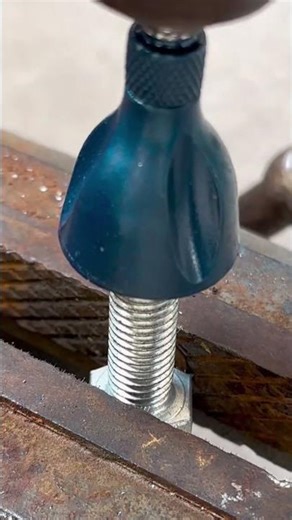 Simple and easy to use screw chamfering tool