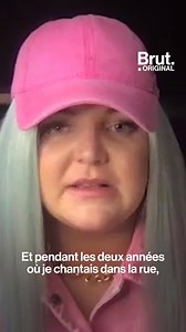 "J'étais jeune et j'ai décidé d'acheter une camionnette et de déménager dans une ville en Australie connue pour ses musiciens de rue…" Tones And I raconte toute l'histoire derrière son hit "Dance Monkey". | Brut