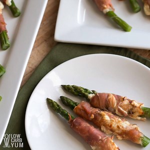 All it takes is 3 ingredients to make this delicious prosciutto wrapped asparagus with cream cheese! Recipe --> http://lowcarbyum.com/prosciutto-wrapped-asparagus-cream-cheese/ | Low Carb Yum