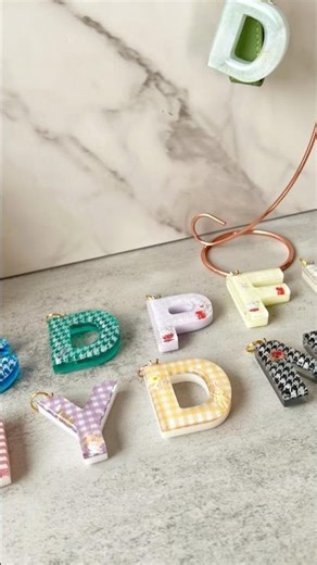 今の気分で選ぶ｜色と柄に意味を込めたイニシャルキーホルダー#イニシャルキーホルダー#ハンドメイド#shorts