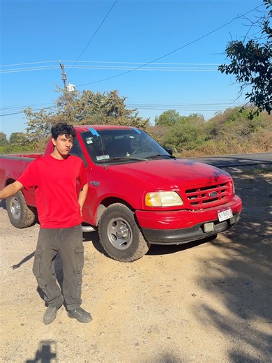 Hoy nos trajeron una Ford F-150 con varios detalles en la batea: fuego, golpes, mala hojalatería y kilos de pasta mal puesta. Aquí no creemos en tapar errores, primero se desarma, se sacan los golpes como se debe y luego sí, a trabajar fino. Nada de agujeros de más ni pasta por flojera, aquí es orgullo por el jale, aunque cueste tiempo, martillos, ingenio y hasta corajes. Al final, esmalte bien aplicado para que dure como debe y no nomás pa que se vea bonito un ratito. Así se trabaja en el talle