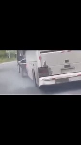 🦸‍♂️Trailero se convierte en heroe tras salvar la vida de 60 personas en Honduras Circula en redes el video donde un conductor de un trailer detiene a un autobús que circulaba sin frenos en Honduras, salvando a aproximadamente 60 personas. Elías Valladares es el nombre de este verdadero héroe, quien sin pensarlo al ver el camión de pasajeros humeando de una llanta y al percatarse de que no tenía frenos realizó la preligrosa maniobra de detener al camión usando su trailer. | Diario de Comitan