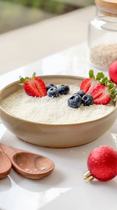 Puravida 💚🌿 on Instagram: "“Baked Oats” - isso é um mingau assado! Essa é uma versão especial de Natal que ficou simplesmente perfeita. Essa receita combina o sabor delicado do coco com aquele toque azedinho de iogurte. Você pode finalizar essa receita com as frutas que você mais gosta e também pode acrescentar proteína em pó para ficar ainda mais nutritivo. Já salva esse vídeo para não perder a receita! Ingredientes (rende 1 porção grande ou 2 pequenas) 1⁄2 xícara de aveia em flocos finos 1 B