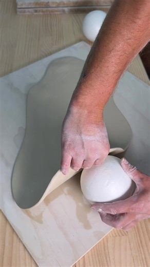 Day of Wavey Waves, still@one of my favourite pieces to use at home. It’s my go to for large salads, the the share plate style salads you have as a family or with mates Also, makes for an epic fruit bowl. Who knew that not stacking fruit on top for each other would mean they would last longer haha Also it’s Autumn 🍂 here now, and I need a few Autumn salad recipes. Something jazzy, something tasty. What should I make? #art #design #ceramics #clay #pottery