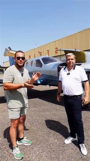 Un vol comme on les aime. Direction la récupération du nouvel hélicoptère de Lulu, entre potes, passion et ciel dégagé. Le TBM, ce n’est pas juste un moyen d’aller d’un point A à un point B. C’est le plaisir de voler, les discussions cockpit, les regards complices… et cette sensation unique quand l’aviation devient un moment partagé. Swipe 👉 pour suivre le vol, l’ambiance à bord et l’arrivée pour une nouvelle machine qui commence sa vie. Dis-moi en commentaire : 👉 avion ou hélico… tu choisis q