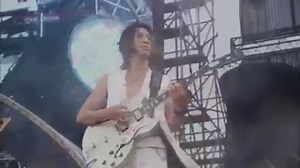 GLAY / Winter,again 本日のような寒い日に聴こえてくる1曲。 3月11日にリリースした 『REVIEW II ～BEST OF GLAY～』にも 収録されております！ #GLAY #REVIEWII #Winteragain #HAPPYSWING | GLAY