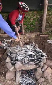 10M views · 62K reactions | Tradición Peruana!! Has probado la #Pachamanca en #Perú? Mira la expresión de este turista al probar la Pachamanca 襤 Dime sino se te hizo agua la boca 襤 Un rico plato preparado en un horno de piedras Caliente con papas, carnes, habas y queso. 數凜 | Un Brother en Tacna Perú | Facebook