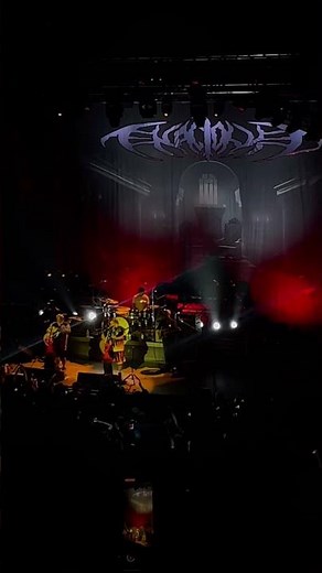 Tenacious D performs Kickapoo!!!