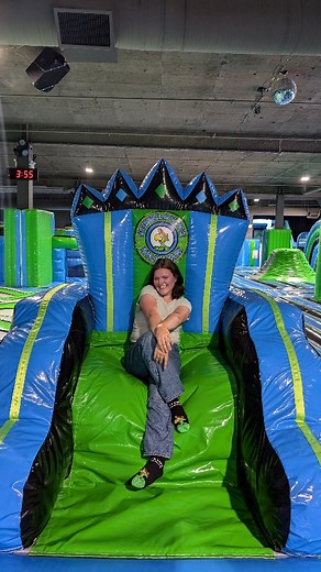 (NEW) North America's Largest Indoor InflataPark ⚡ Extreme Bounce InflataPark 📍@centralcitysurrey Mall, Surrey, BC 🇨🇦 Unit 3700, 10153 King George Boulevard (beside Tim Horton’s) Jump, slide, and bounce through 18,000 sq. ft of indoor fun! Explore inflatable obstacle courses, dodgeball arenas, volcano slides, wipeout challenges, and more. Perfect for kids, date nights and the whole family! An energetic indoor activity, ideal for a rainy day. Follow @discoversurreybc for more fun things to do