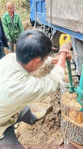 Truck Stuck in Mud, Hydraulic Jack Emergency Rescue!