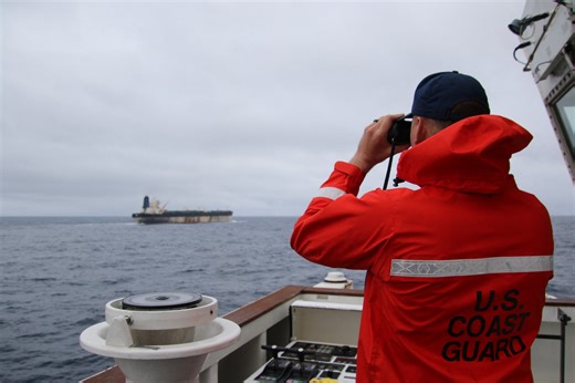 Italia avertizează că un petrolier rus, grav avariat, ar putea exploda / Nava este încărcată cu gaz lichefiat, fiind o „bombă ecologică”