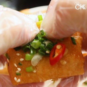 Cách làm đậu hủ chiên giòn sốt mắm hành đậm đà hao cơm - CKK ♨ CÔNG THỨC ĐẬU HỦ CHIÊN MẮM HÀNH NGON: - 6 miếng đậu hủ - 30g hành lá - 20g bột bắp - Gia vị: 10g tương ớt, 10g tương cà, 20ml nước mắm, 10g đường, 20ml nước, xíu hạt nêm #CKK chúc các bạn làm #MonChien #DauHuChienMamHanh thành công! ⛄ | Món Ngon Dễ Làm