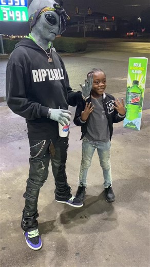 To all the Young Zappaz out there make sure y’all zapping that school work 🤞🏾👽 #spacegoddathug #spaygawd #invadertrimm #ripzarlax #zappaz