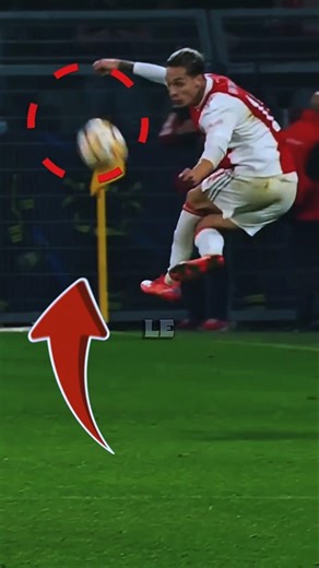 Les 5 meilleurs contrôles de l’histoire du football ⚽️🥶 #football #shortes #soccer