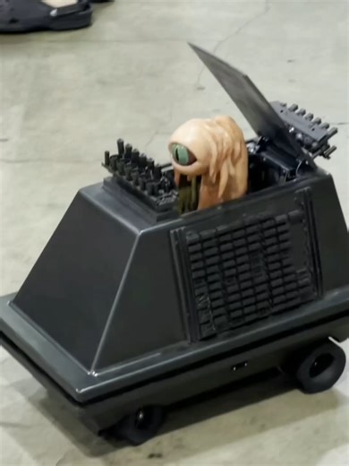 The mouse droid and Dianoga in action at Wondercon. #dianoga #animatronic #starwars #mousedroid