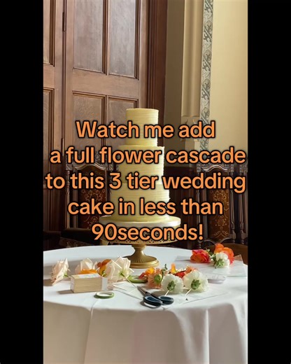 How long does it take to add a full fresh flower cascade to a 3 tier wedding? Longer than 90seconds I tell you! 🙈 She’s a beaut..watch to see her all finished at the end! 🥰 #flowercascadeweddingcake #watchmemake #finishingtouches #weddingcakesetup